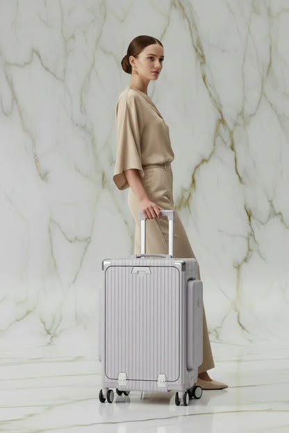 امرأة مع الحقيبة باللون #a7a1b7