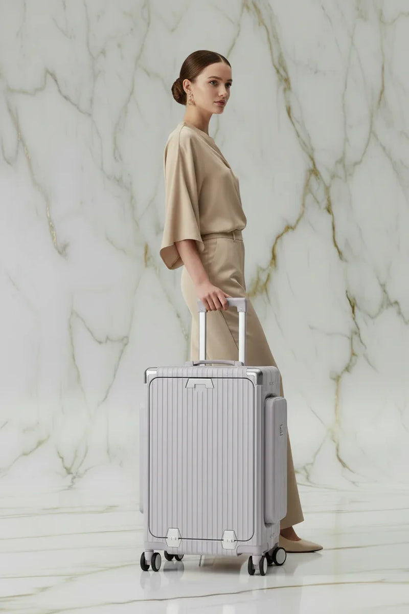 امرأة مع الحقيبة باللون #a7a1b7