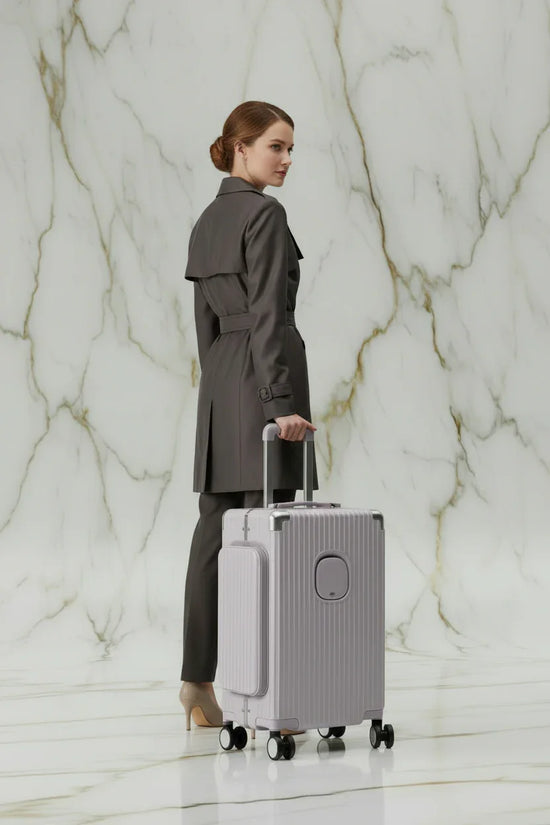 امرأة مع الحقيبة باللون #a7a1b7