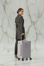 امرأة مع الحقيبة باللون #a7a1b7