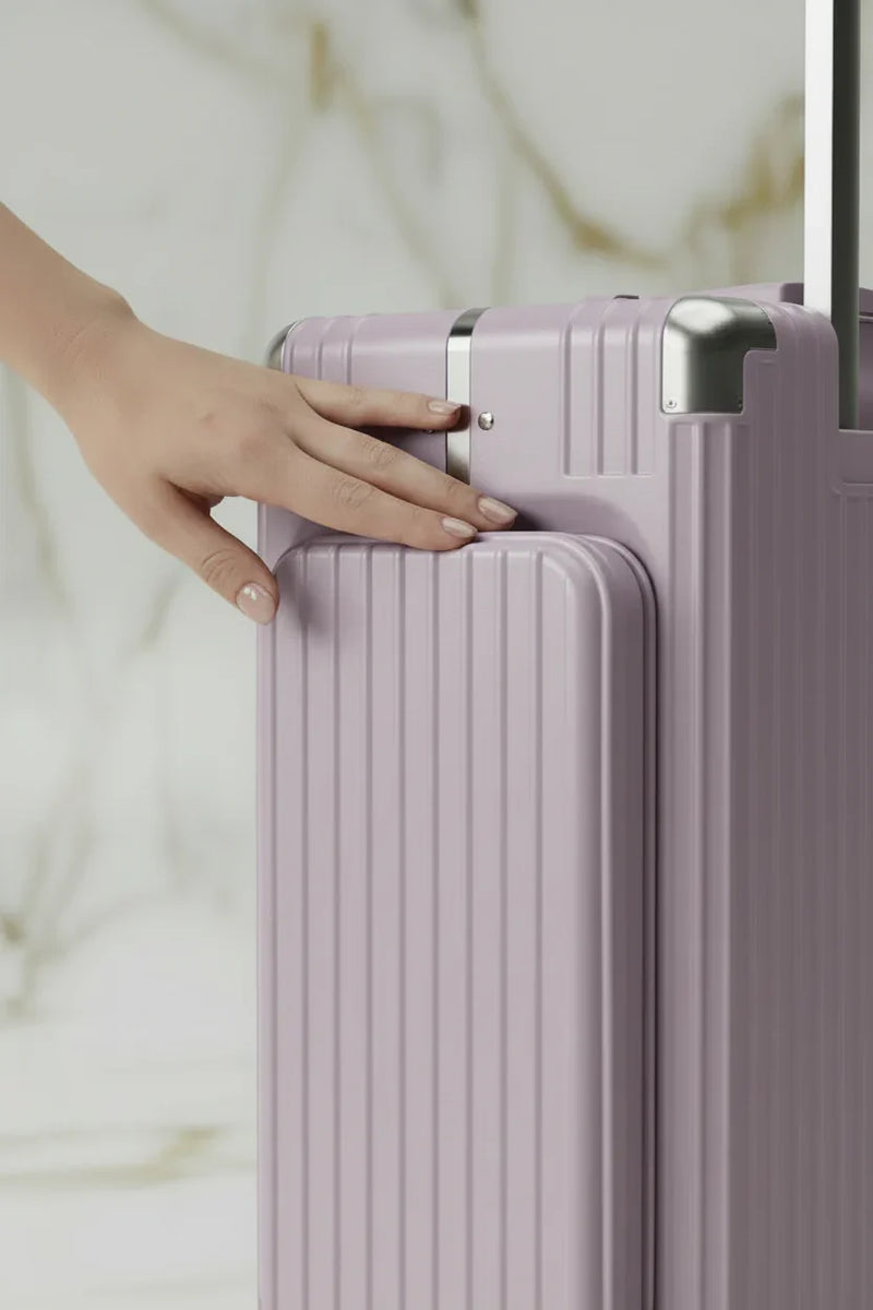 لقطة قريبة للحقيبة باللون #a7a1b7