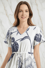 Close-up Neckline and Sleeves
