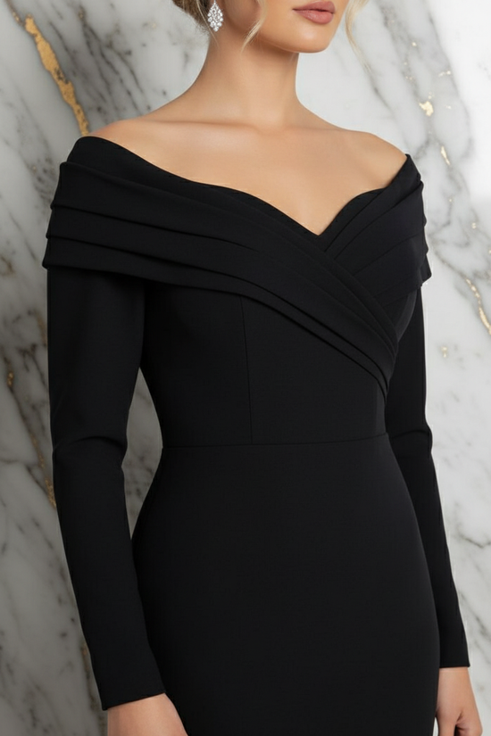 Close-up neckline - Black gown