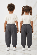裏地付きパンツを着用した男の子と女の子、後方から