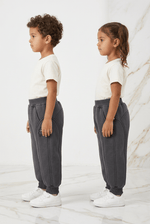 裏地付きパンツを着用した男の子と女の子、左側から
