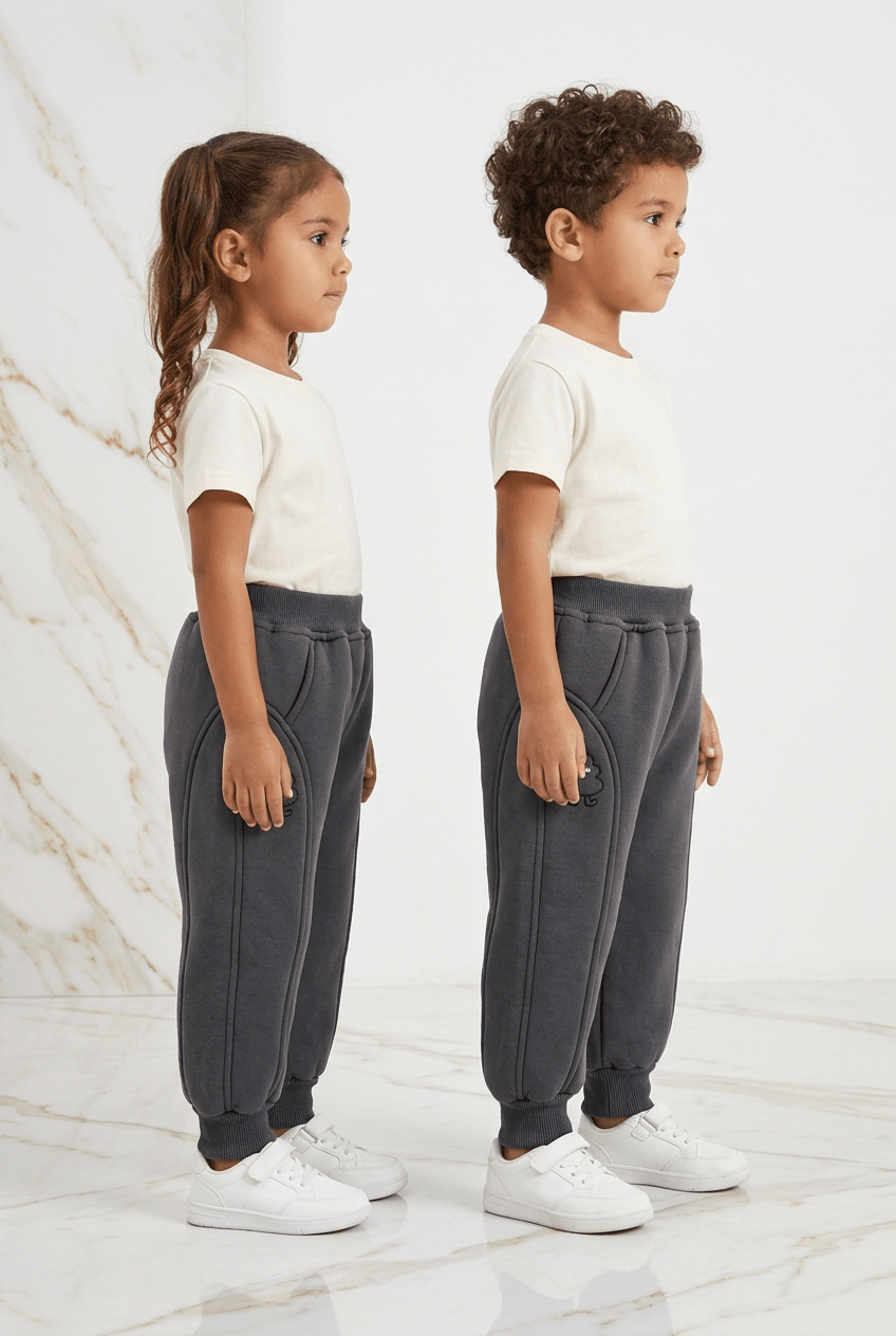 裏地付きパンツを着用した男の子と女の子、右側から