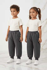 男の子と女の子、右斜め前から