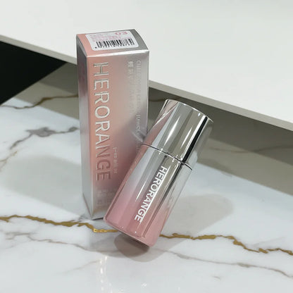 HEORANGE بزاوية مع العلبة خلفه