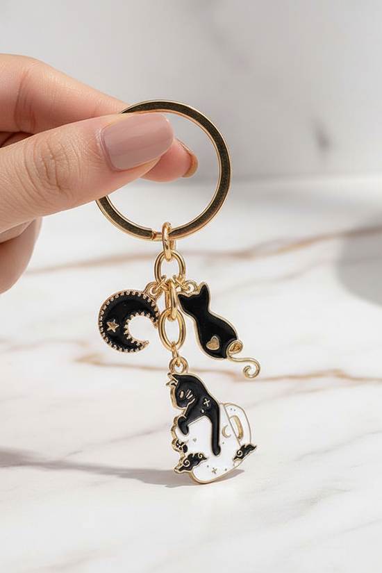 Keychain in feminine pose