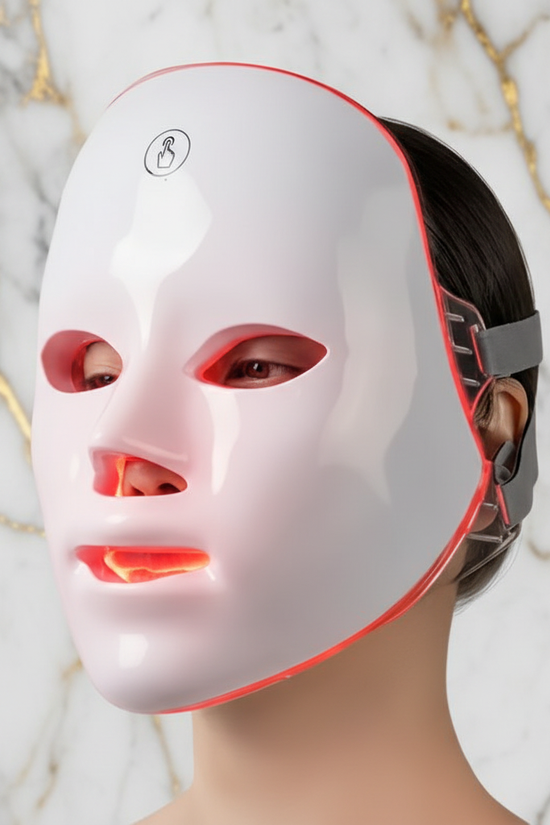 القناع بإضاءة LED حمراء - زاوية ثلاثية الأرباع