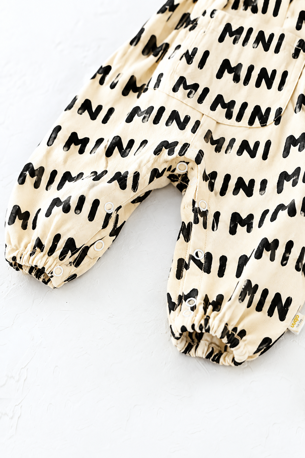 لقطة أرجل الجمبسوت بنقشة MINI