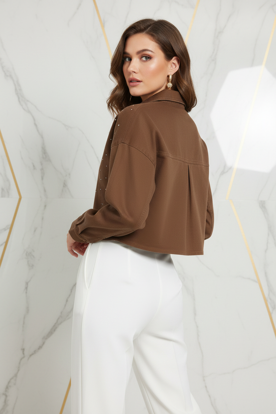 Over-the-shoulder back glance pose