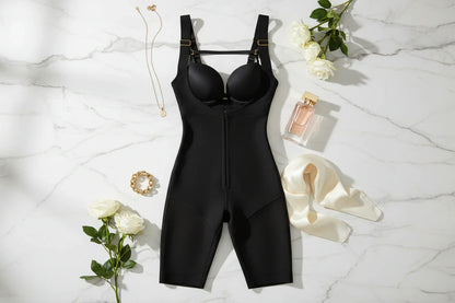 Shapewear على رخام مع إكسسوارات فاخرة