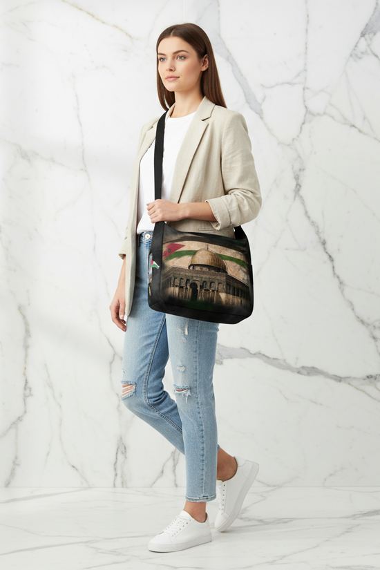 Three-quarter front view - woman with bag