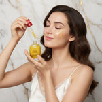 امرأة تضع سيروم Vitamin Illuminating على وجهها - خلفية رخامية